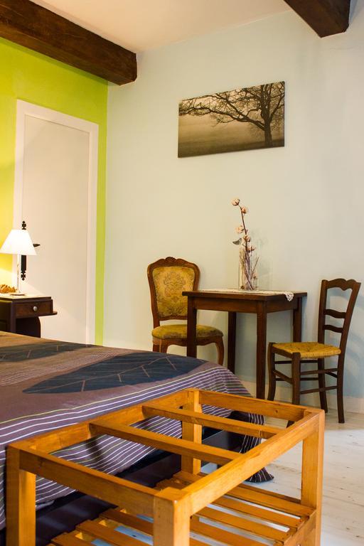 Aux Ronzieres Bed & Breakfast Pouilly-sous-Charlieu Cameră foto